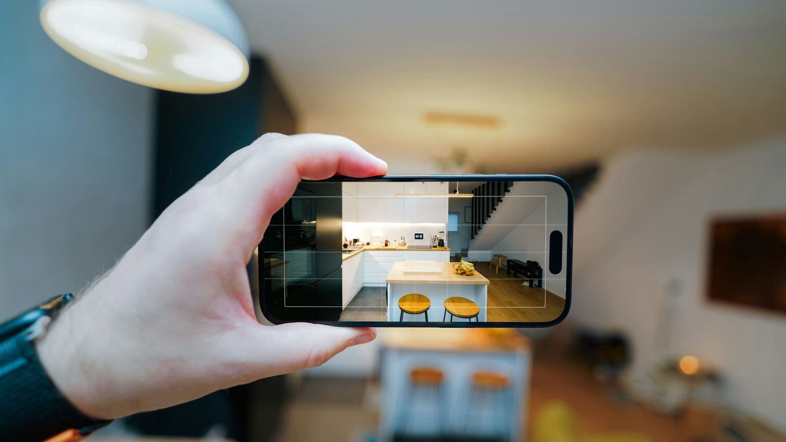 Una mano graba una sala con el celular